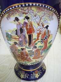 Китайская ваза из фарфора, темно синяя с золотом, 75 000 тенге.