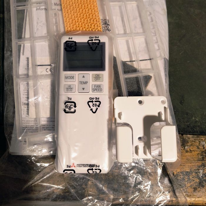 Vând telecomandă Mitsubishi