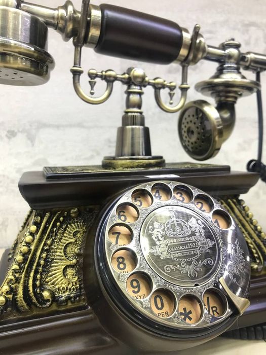 Aнтикварный или винтажный телефон с дисковым
