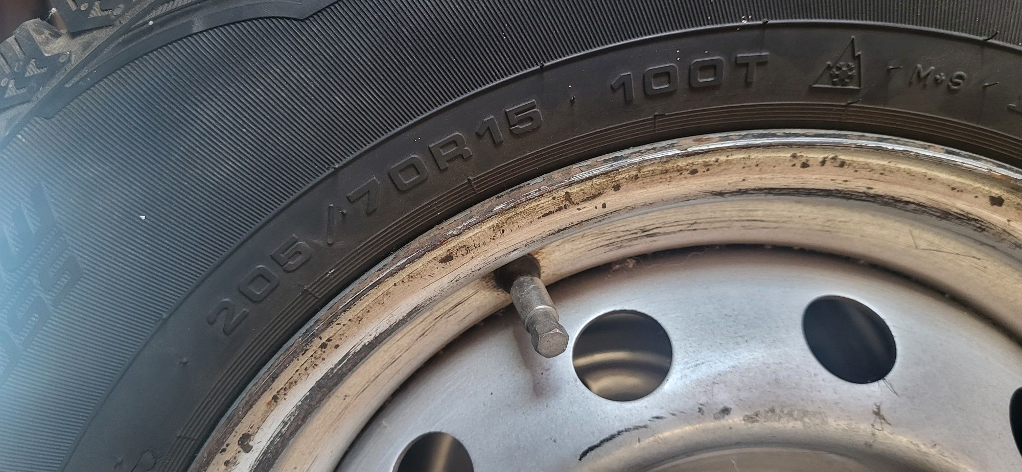 СРОЧНО Продам зимние шины с дисками 205/70 R15