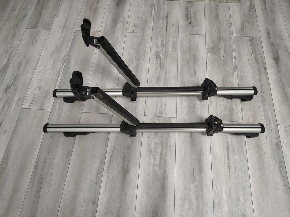 Suport schiuri auto universal – 2 schiuri / 1 snowboard cu chei