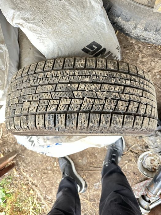 Шины покрышка зимняя почти новая