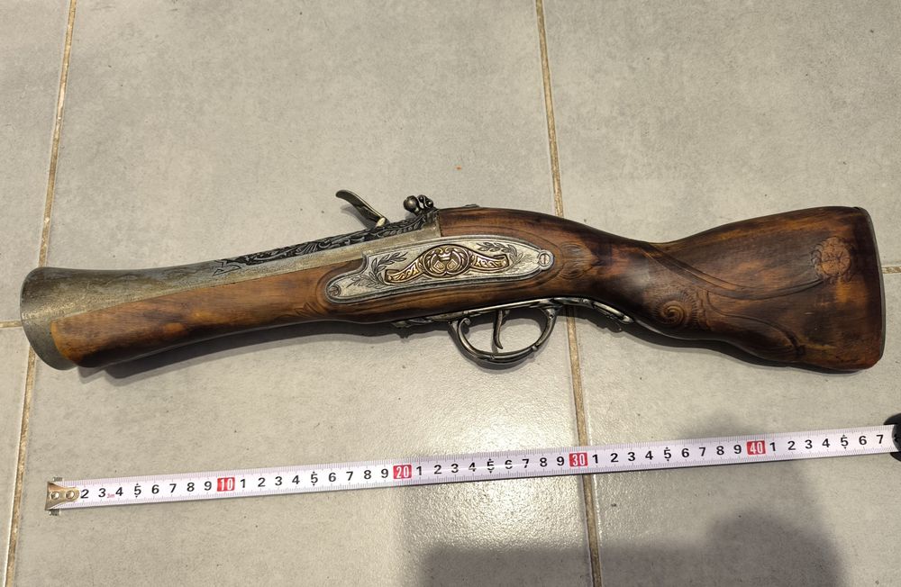 Se vinde pistol panoplie.