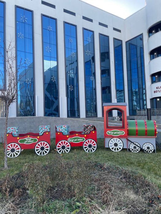 Новогоднее оформление поезд с подарками декор