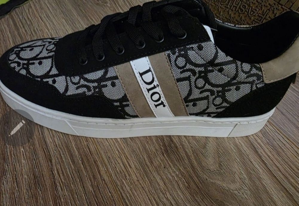 Incaltaminte + haine
Cizmele roz îmblănite 25 cm-20 ron
Cizmel