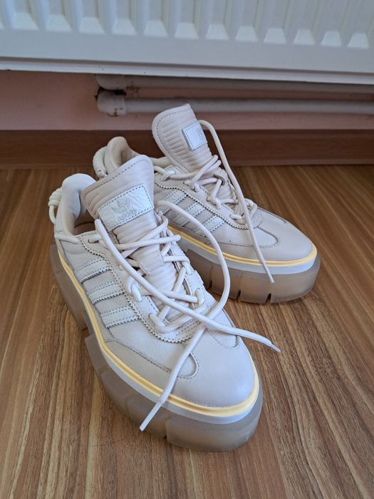 Încălțăminte adidas