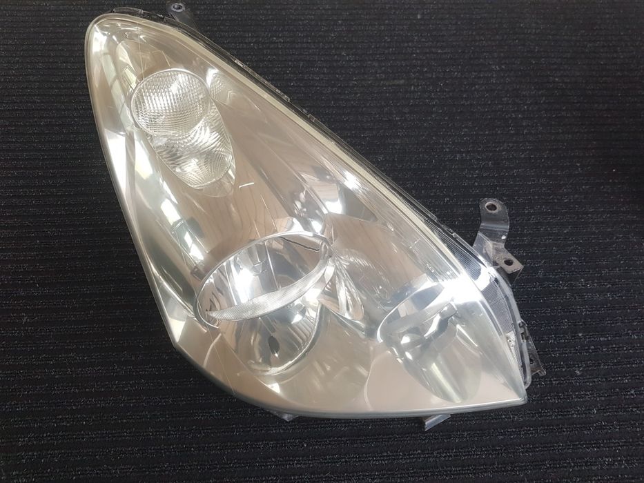 Оригинален десен фар Toyota Corolla Verso Тойота Корола Версо