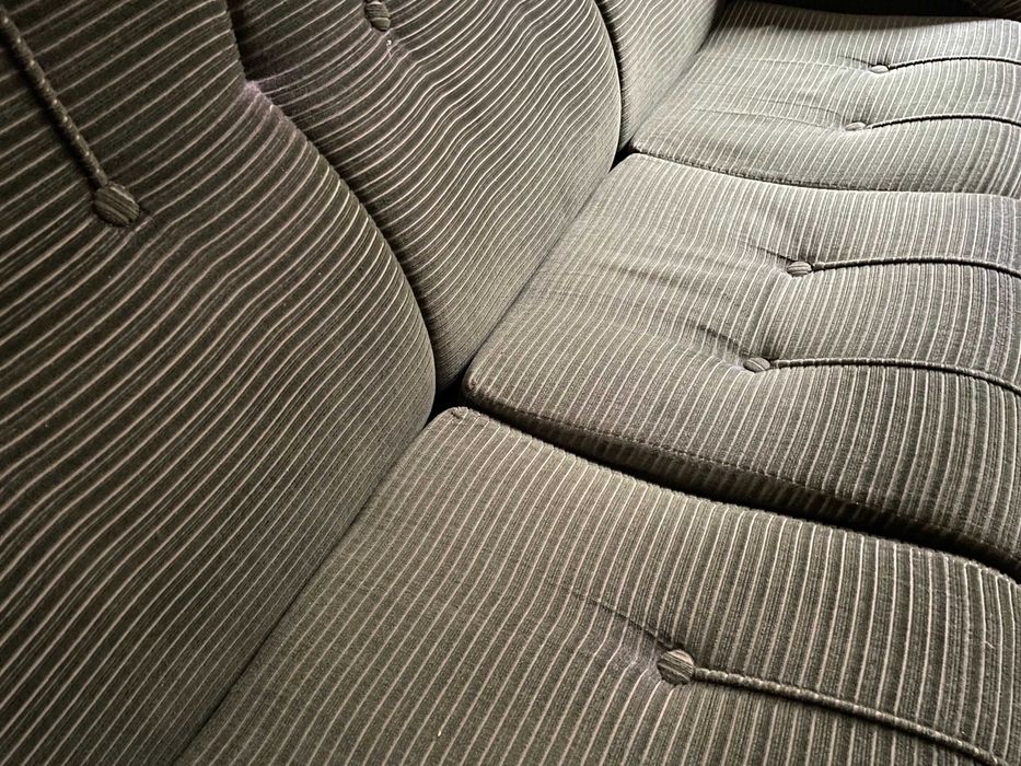 Стар диван в зелен цвят