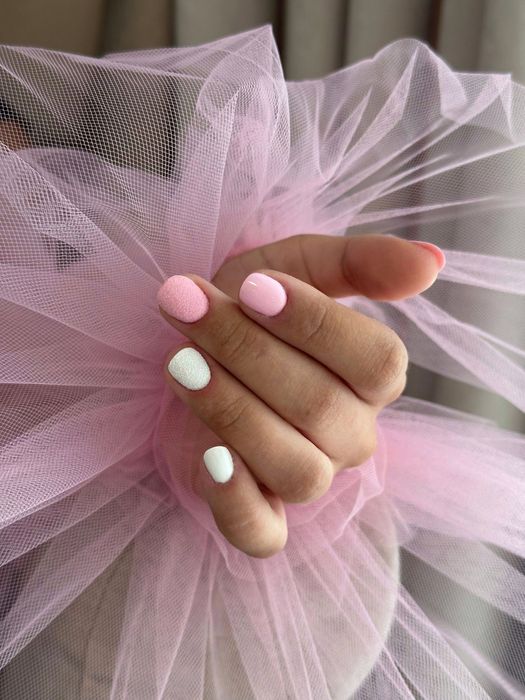 Caut modele manichiura semipermanenta