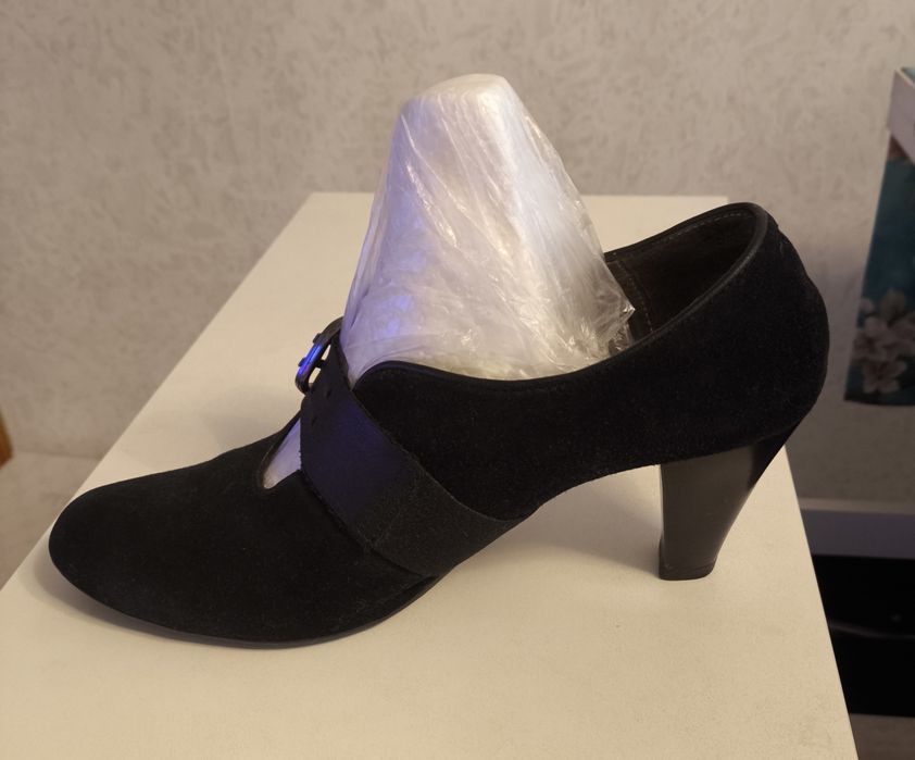 Продам туфли черные замшевые