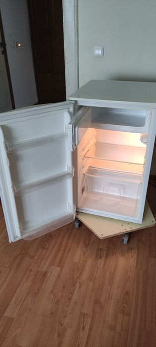 Frigider în perfectă stare de funcționare, ideal pentru spatii mici