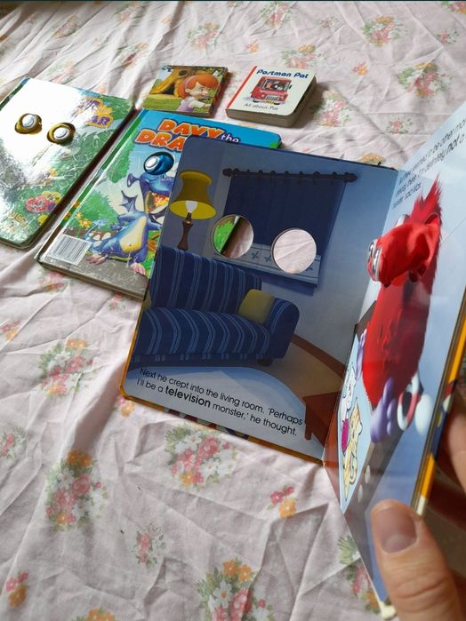 set de 3 carti engleza  povesti personaje comice cu ochi