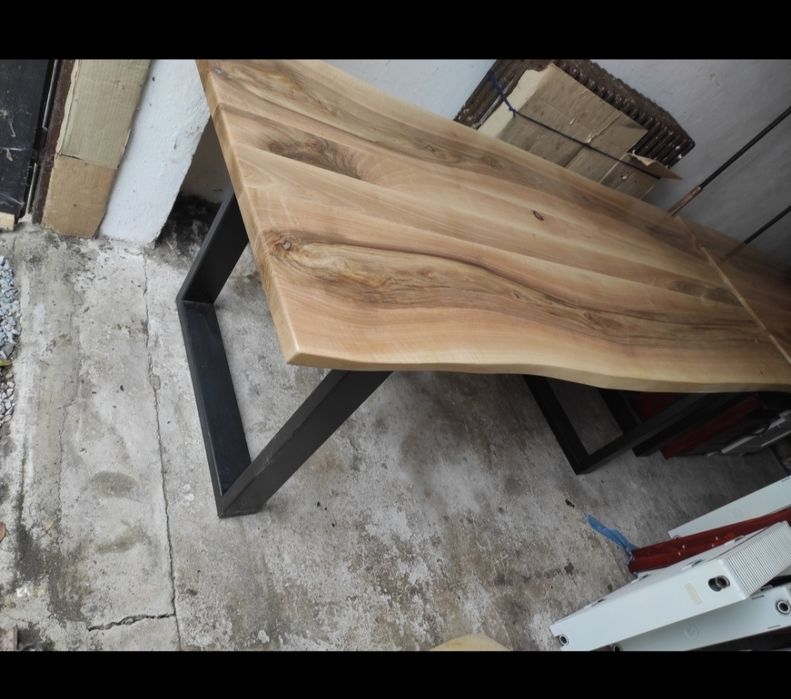 Masa rustica din lemn de nuc