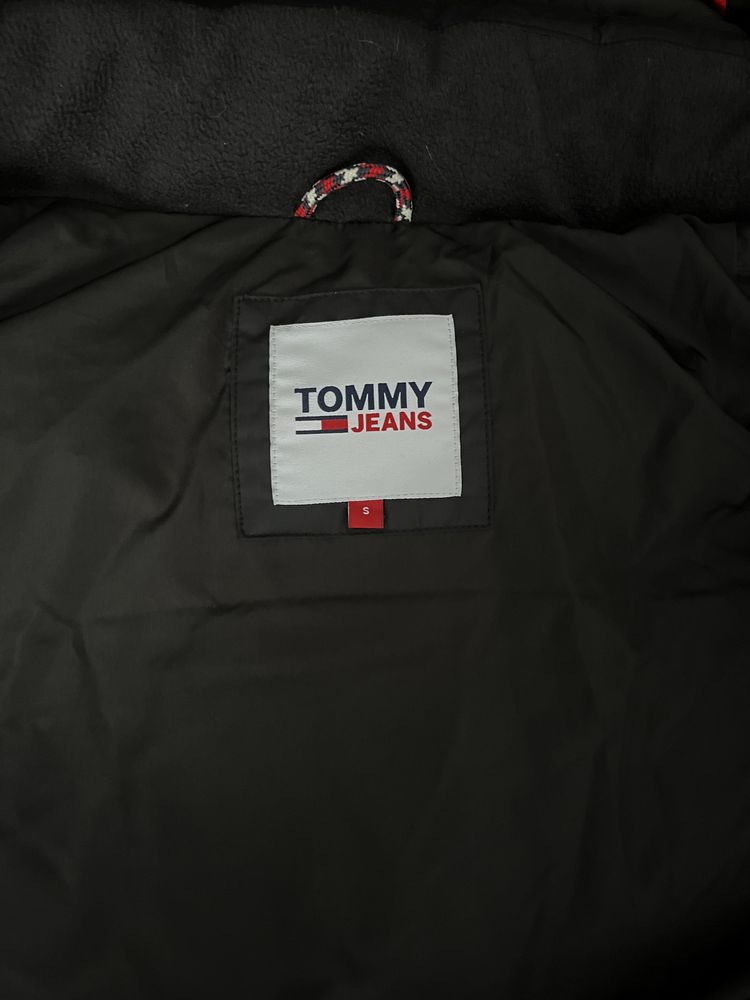 Geaca Tommy Hilfiger Tommy Jeans de puf parka neagra S