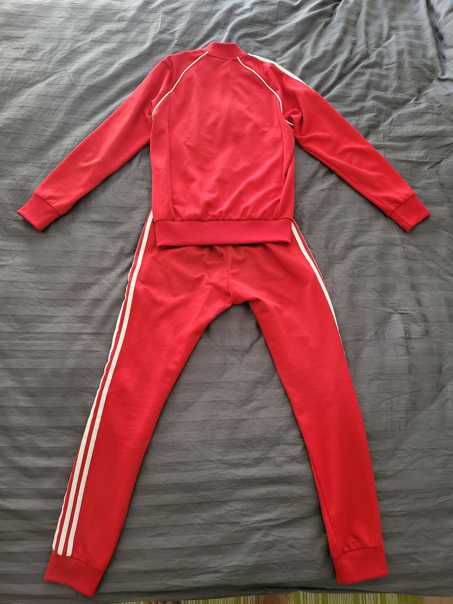 Trening Adidas rosu (pantaloni + bluza cu fermoar)