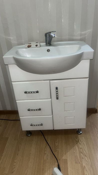 Продается умывальник со шкафом
