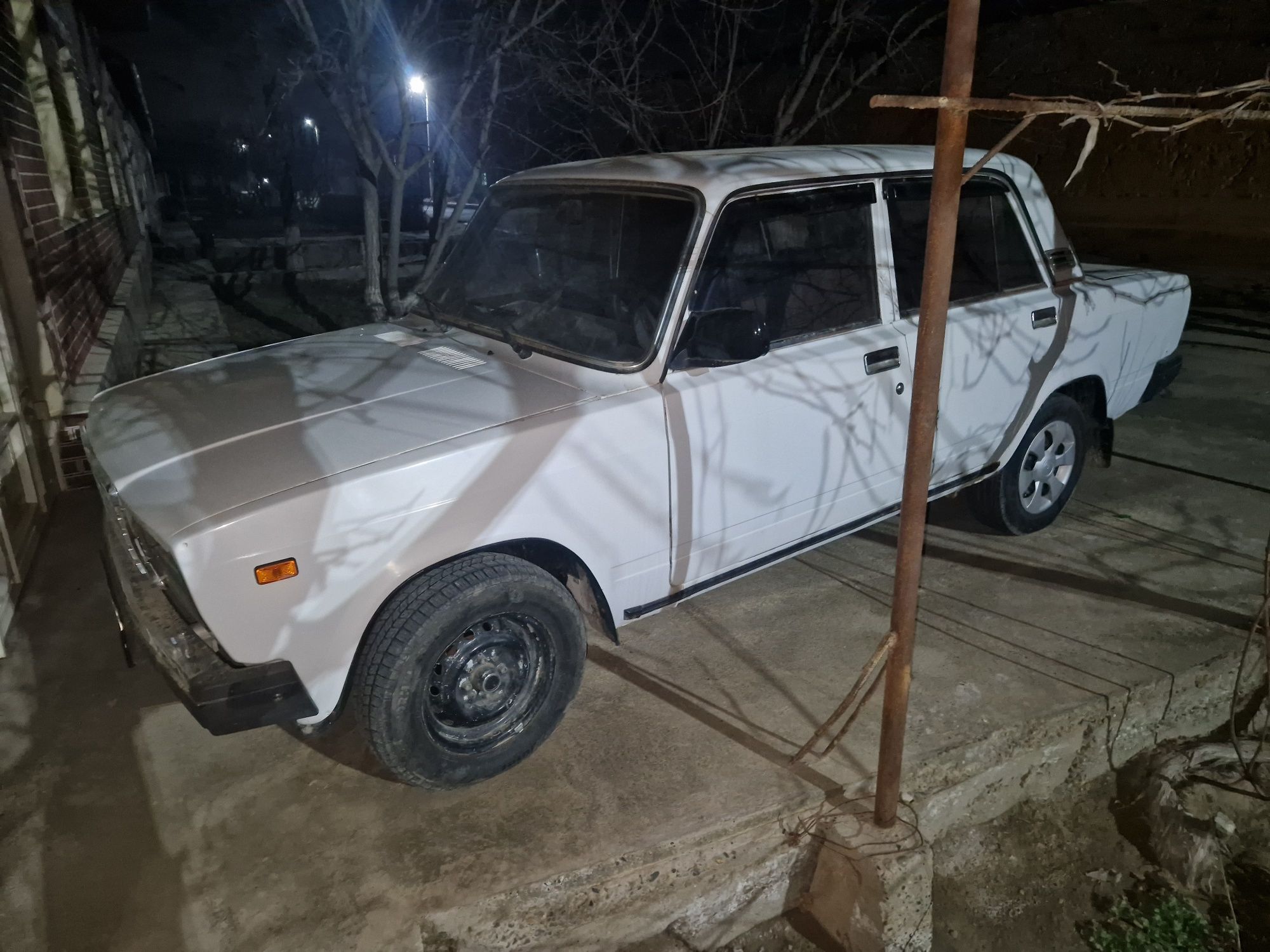 Lada 2107 sotiladi