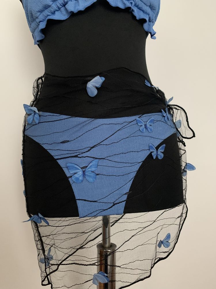 Costum de baie albastru cu pareo fluturi