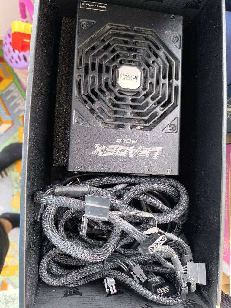 Sursă Super Flower Leader 1600 W certificare Gold