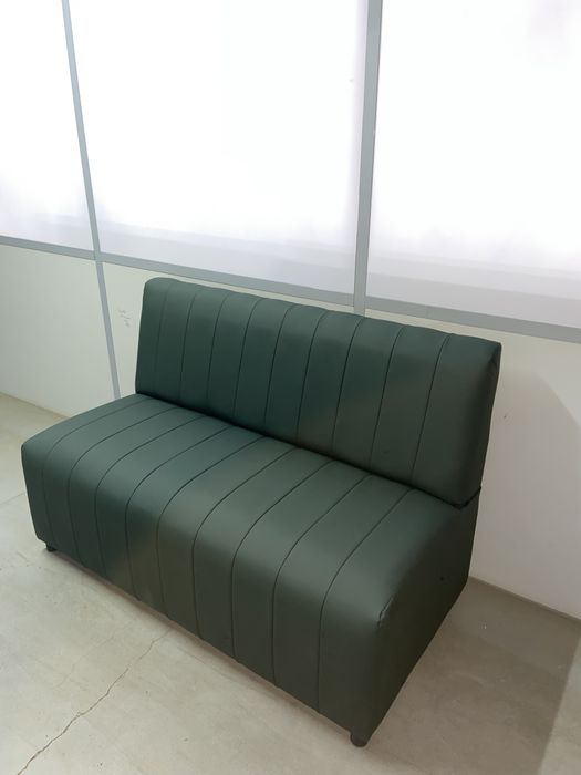 Диван зеленый для кафе и ресторанов