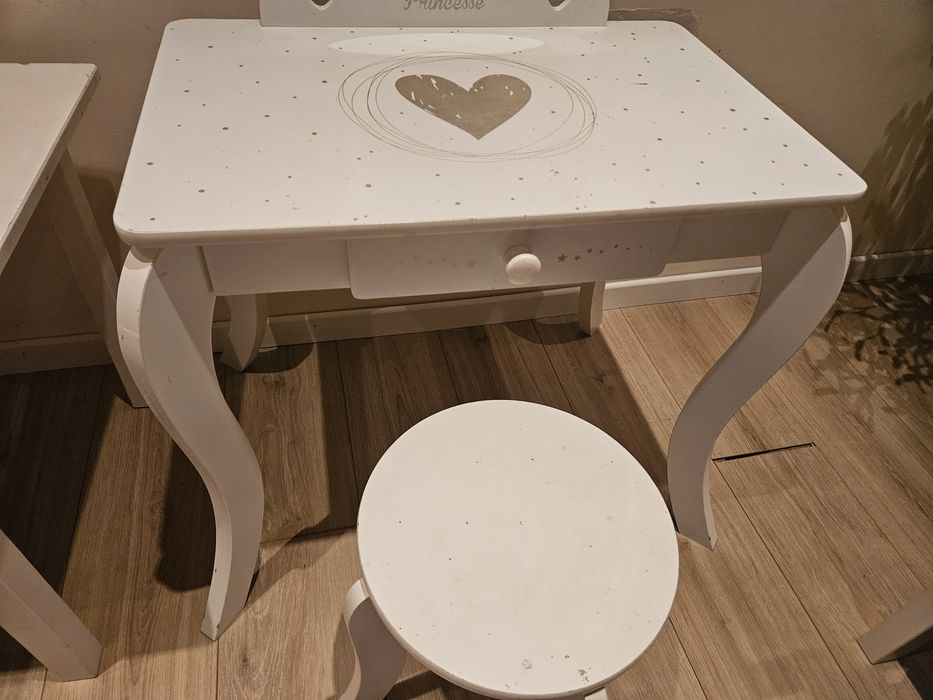 Детски мебели маса и тоалетка