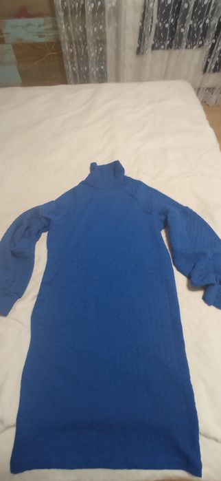 Плътна рокля в кралско синьо