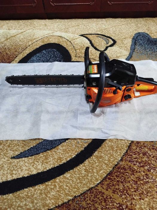 Vând o drujba pe benzina