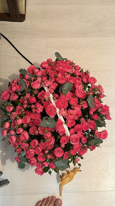 Букот в корзине и розы 101 шт , и розочки в корзине