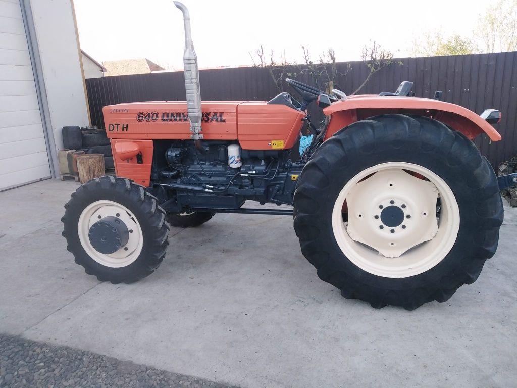 Vând tractor 640 DTH