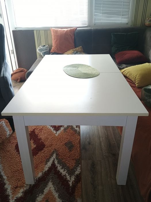 Продавам трапезна маса