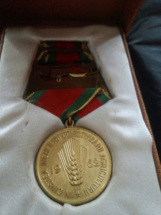 Medalie din 1962 : in cinstea incheierii colectivizarii agriculturii.