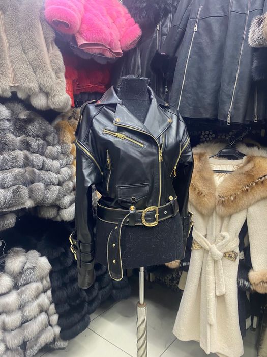 Vand geaca de piele naturala la 700 lei