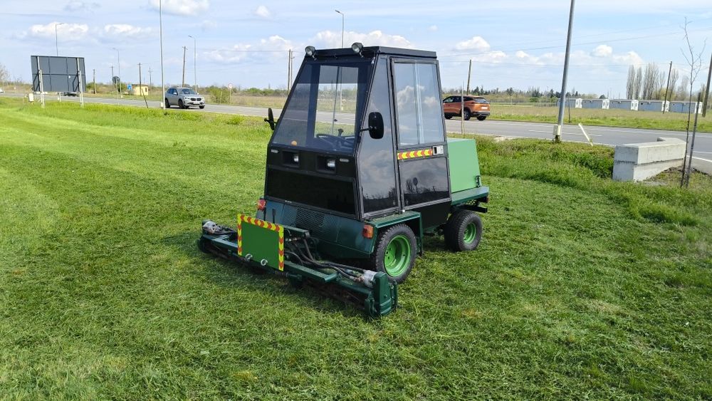 Tractor gazon 
Motor Kubota 25cp

3 tamburi de tăiere, action