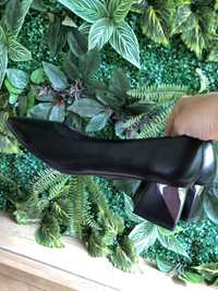 Дамски черни обувки с малък ток ест кожа отвътре