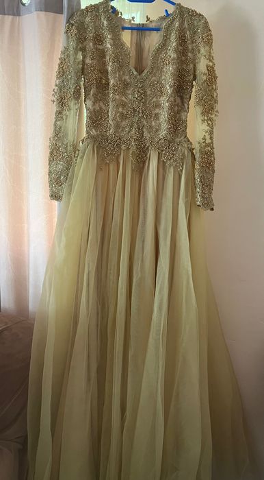 Rochie,purtată doar o singură dată.