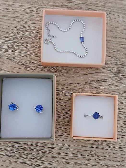 Bijuterii din argint cu pietre – model deosebit, lucrat fin