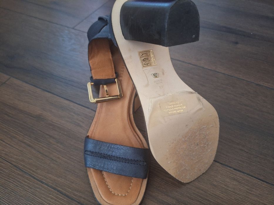 Sandale whistles