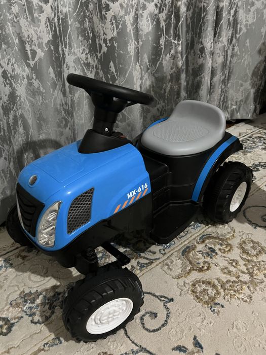 Детский электро-трактор, машина, харяжается, есть зарядное устройство.