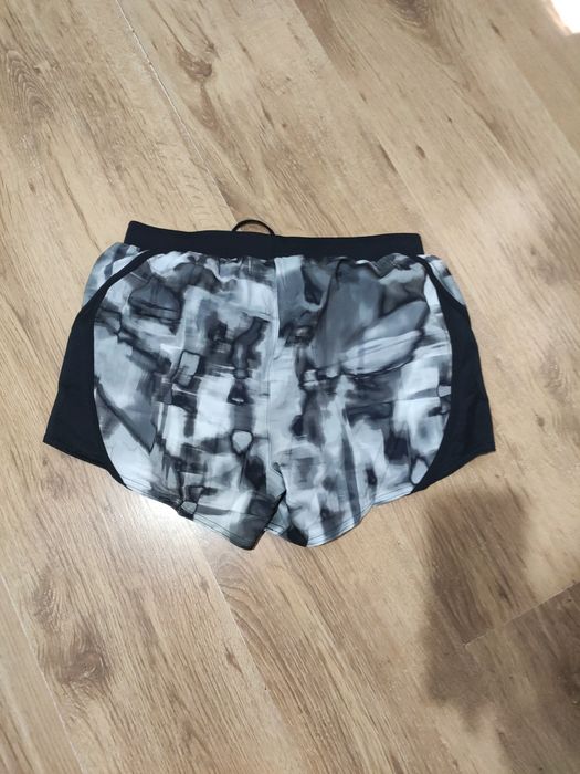 Pantaloni scurți de damă Under Armour mărimea XS