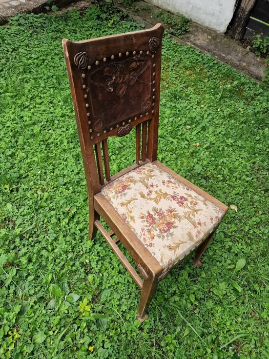 Scaune de lemn cu piele, vechi, tapițate