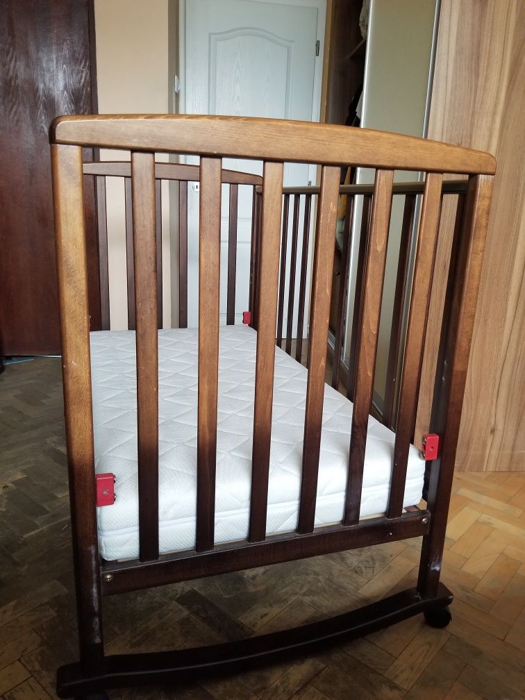 Дървено детско легло-люлка с матрак