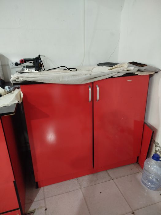 Atelye uchun stollar va pufiklar sotiladi