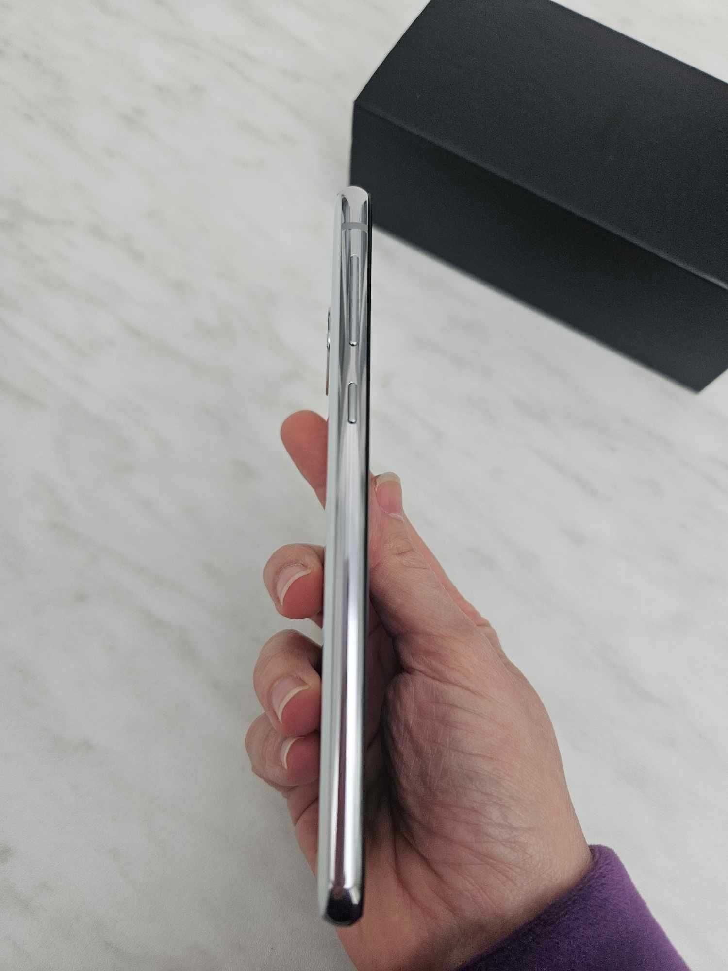 Samsung Galaxy S10e в комплект със зарядно + слушалки + нов протектор