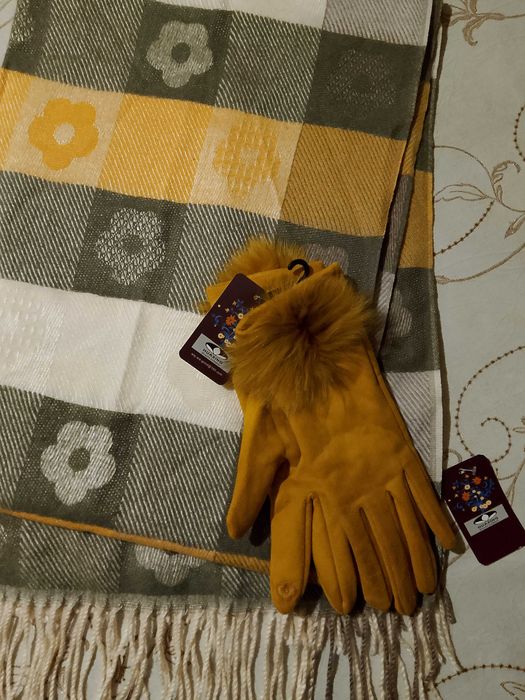 дълъг зимен шал и ръкавици