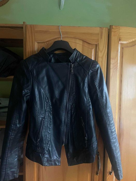 късо черно яке от еко кожа, размер XS/S - 15 лв