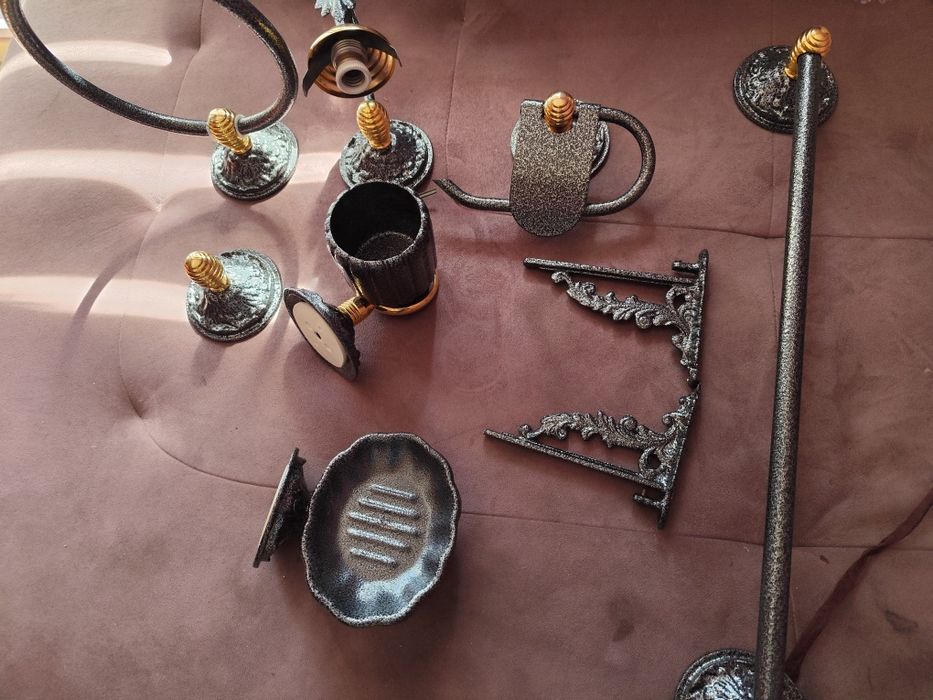 Аксесоари за баня от ковано желязо с жълт метал