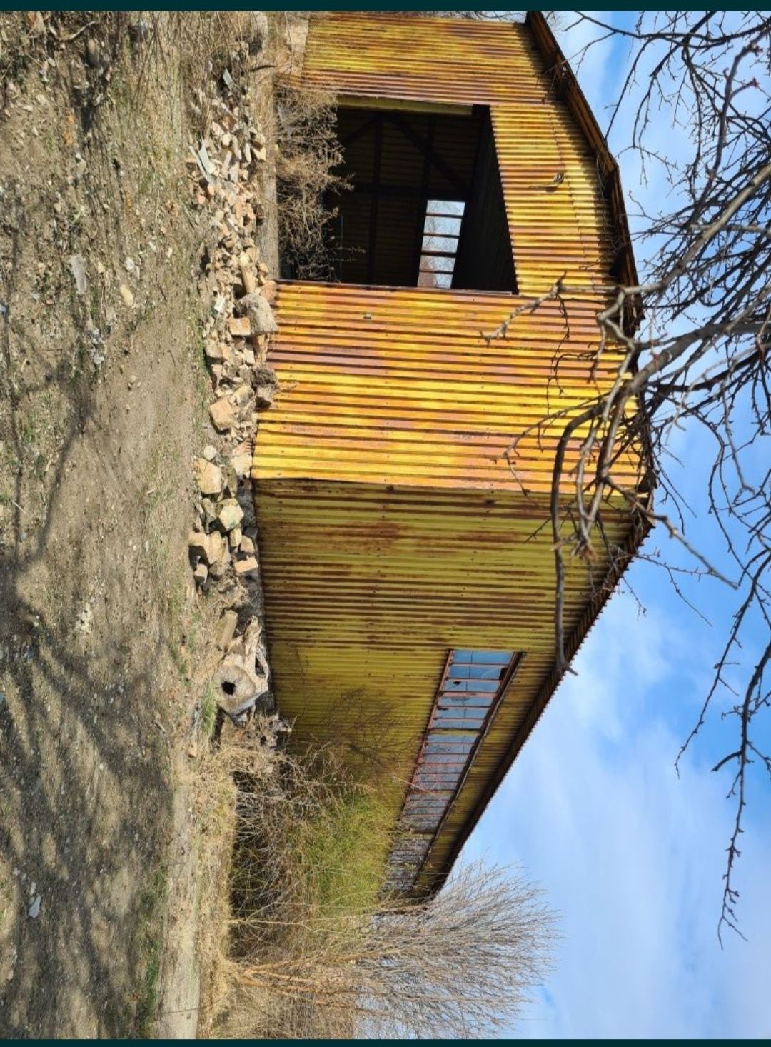 Vand teren 6300 mp cu 2 hale metalice si una din caramida