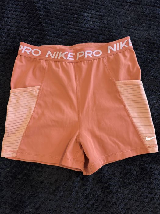 Спортни къси панталони и клин с топ на Nike