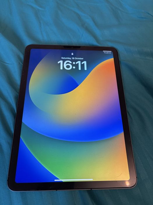 Ipad Air 5th gen cu multe accesorii