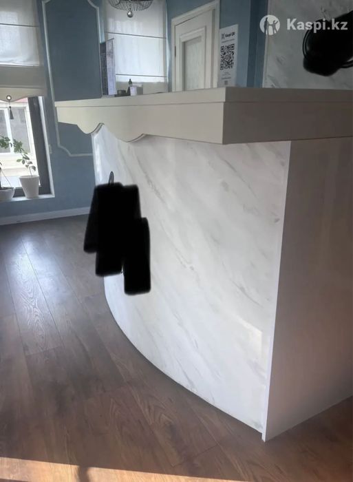 Ресепшн стол с полками внутри